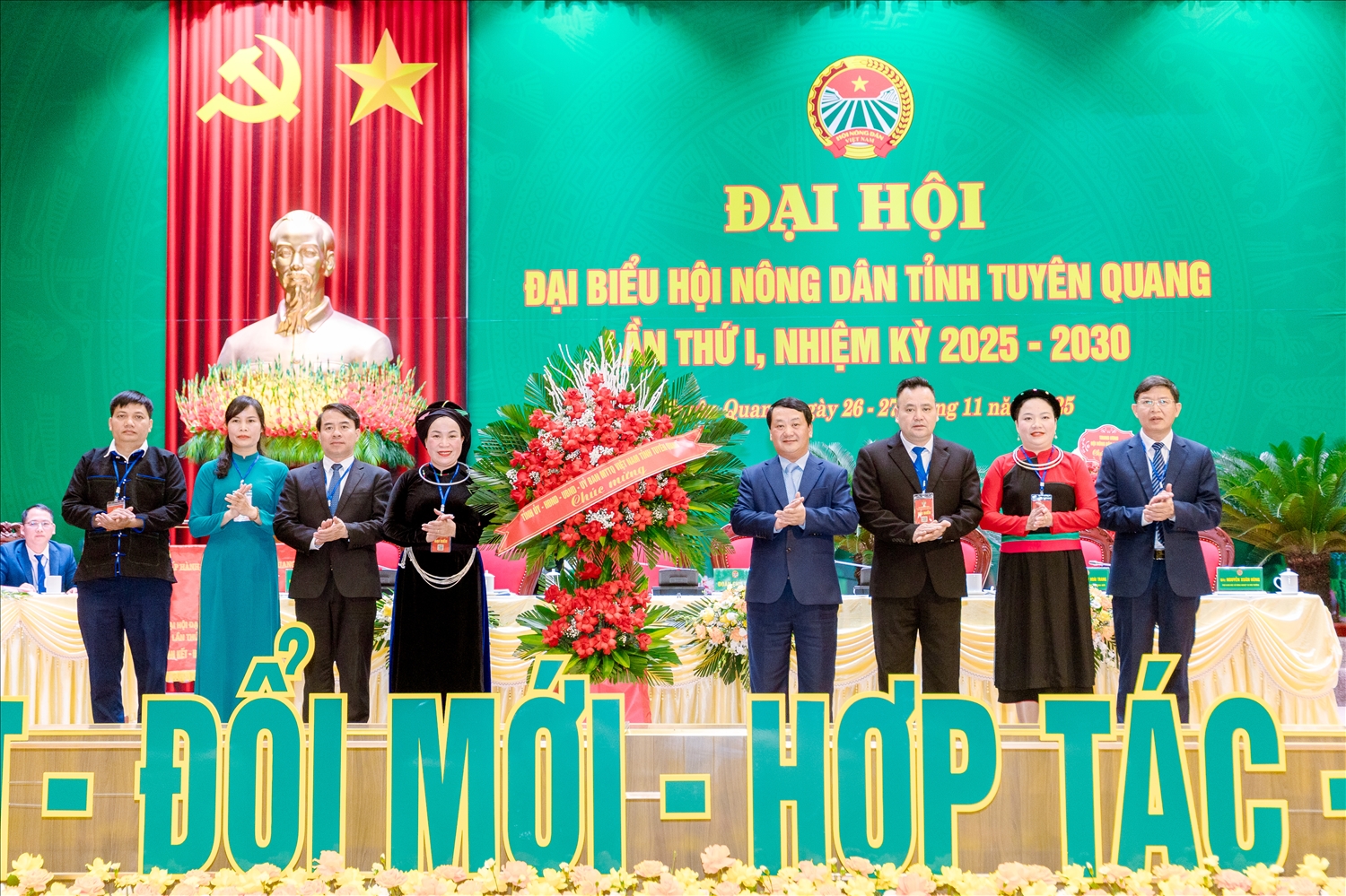 Bí thu Tỉnh ủy Tuyên Quang Hầu A Lềnh tặng hoa chúc mừng Đại hội