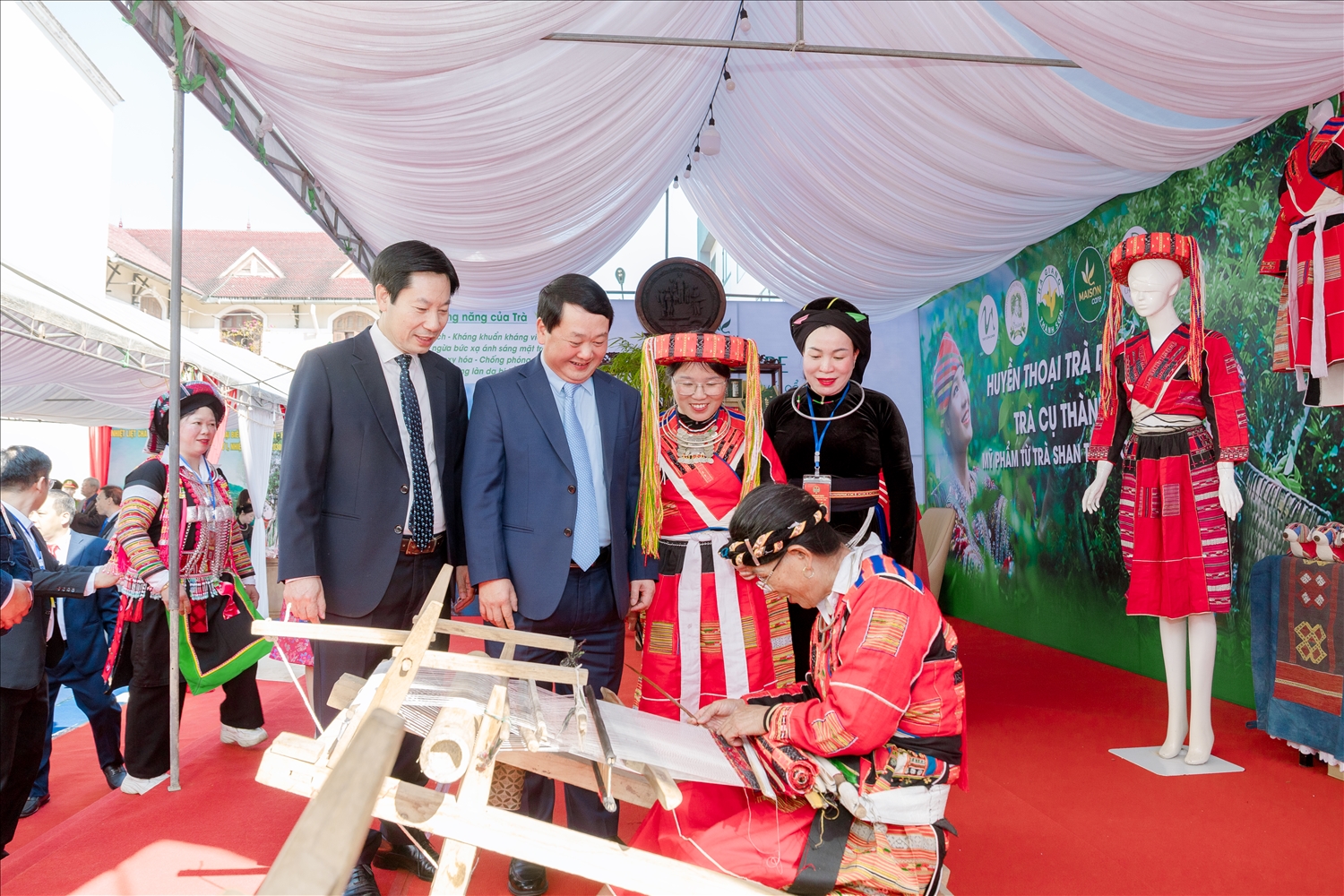 Bí thư Tỉnh ủy Tuyên Quang Hầu A Lềnh; Phó Chủ tịch Trung ương Hội Nông dân Việt Nam Nguyễn Xuân Định; Chủ tịch Hội Nông dân tỉnh Tuyên Quang Chu Thị Ngọc Diệp tham quan gian hàng trưng bày sản phẩm dệt thổ cẩm của đồng bào dân tộc Pà Thẻn