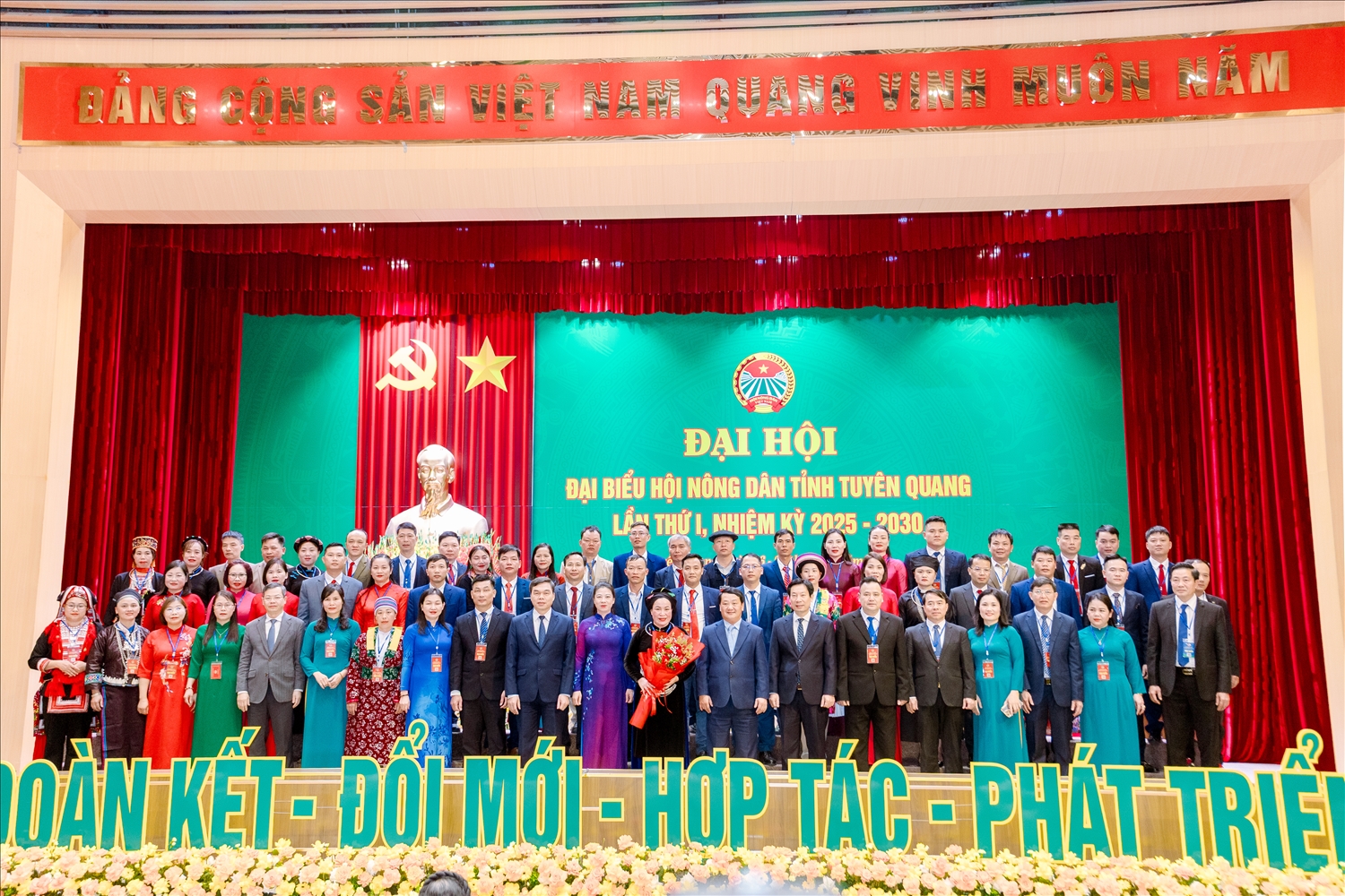 Lãnh đạo tỉnh Tuyên Quang tặng hoa chúc mừng Ban chấp hành Hội Nông dân tỉnh Tuyên Quang khóa I, nhiệm kỳ 2025 - 2030