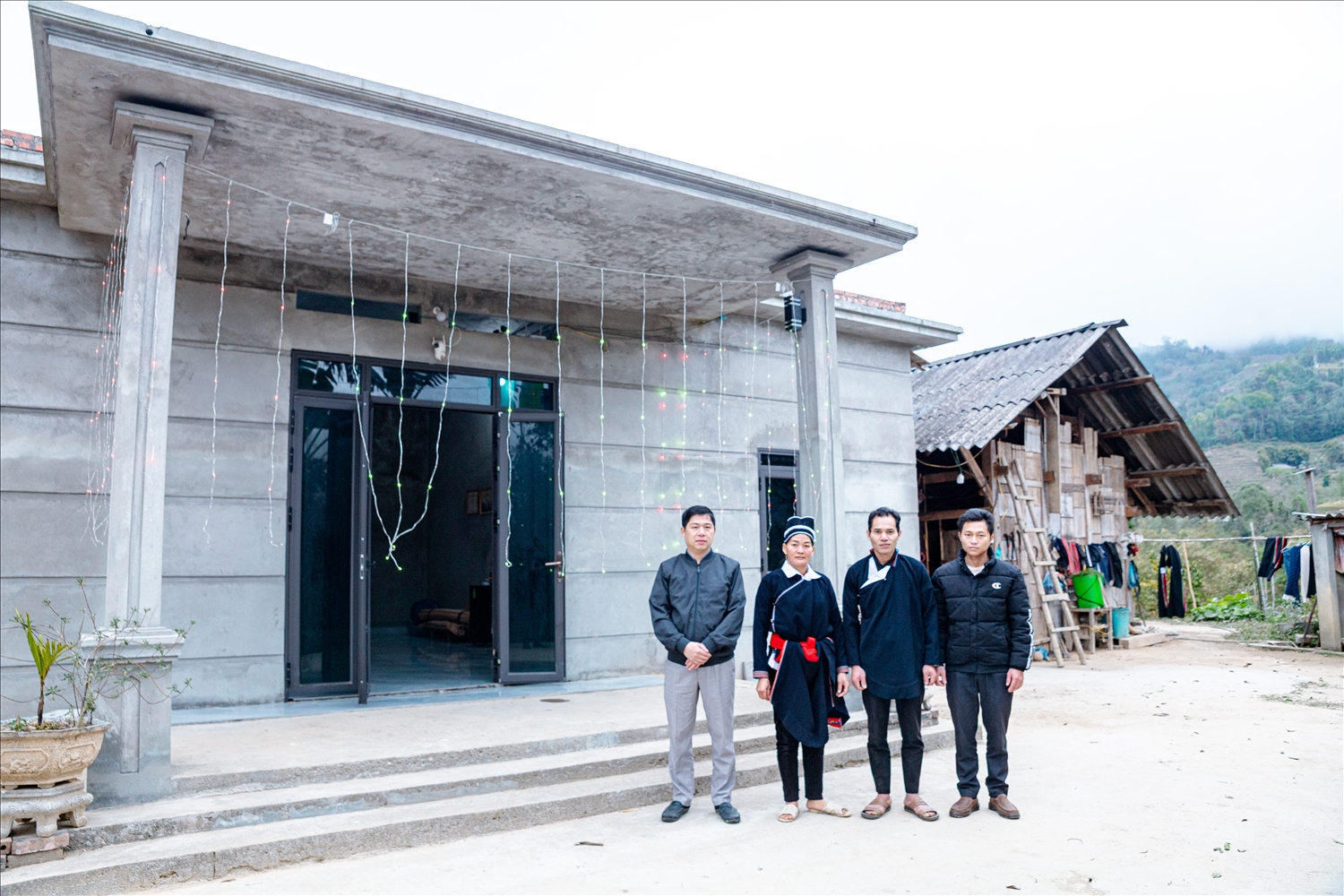 Căn nhà mới và căn nhà cũ của gia đình anh Hoàng Văn Bình, chị Hoàng Thị Khói tại thôn Kết Thành