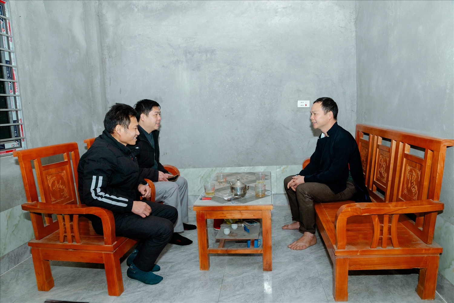 Nhờ có chỗ ở ổn định, yên tâm lao động sản xuất, gia đình anh Hoàng Văn Tâm (bên phải) đã thoát nghèo