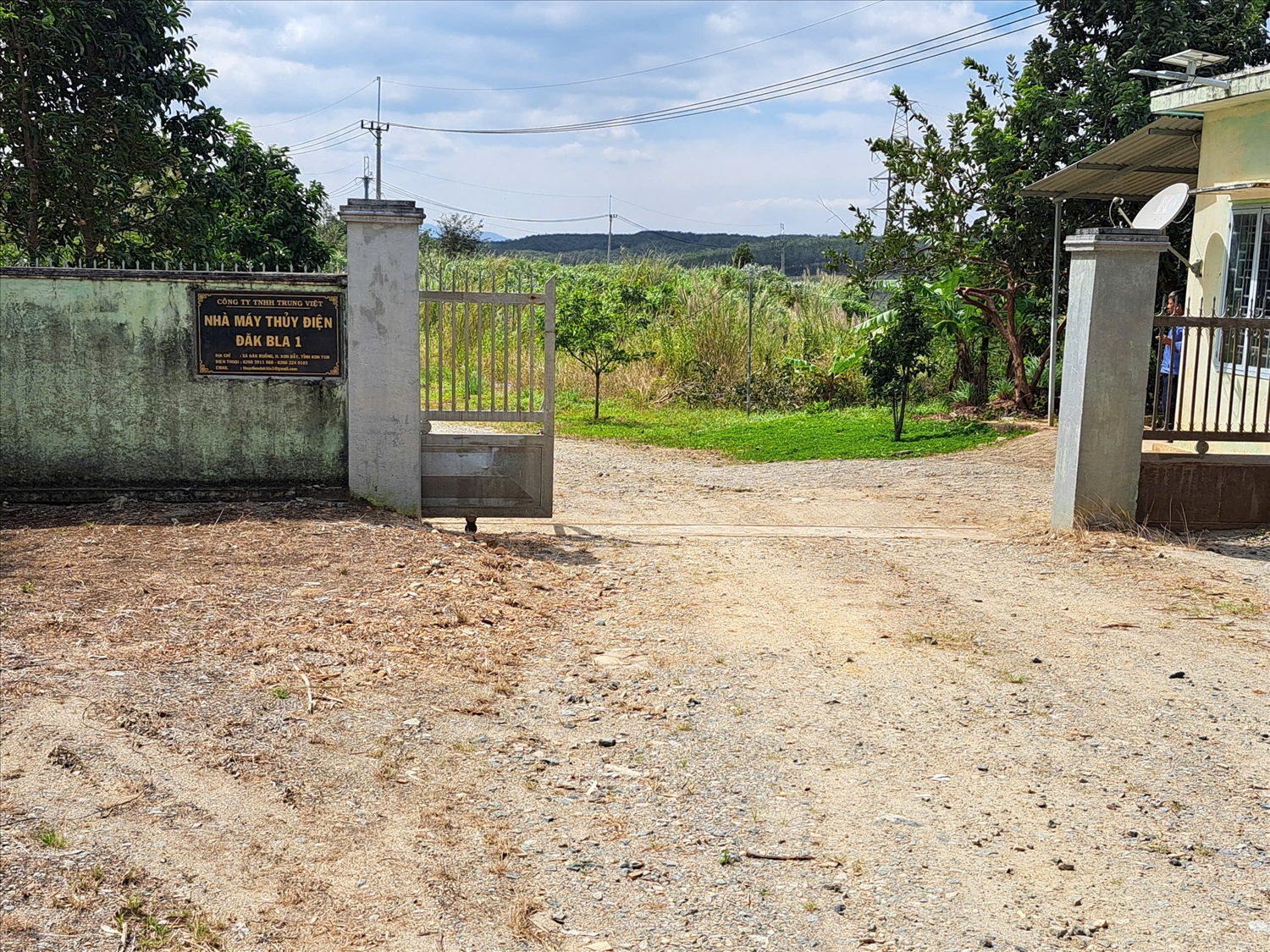 Cổng vào khu nhà vận hành thủy điện Đăk Bla 1. (Ảnh: Ngọc Chí)