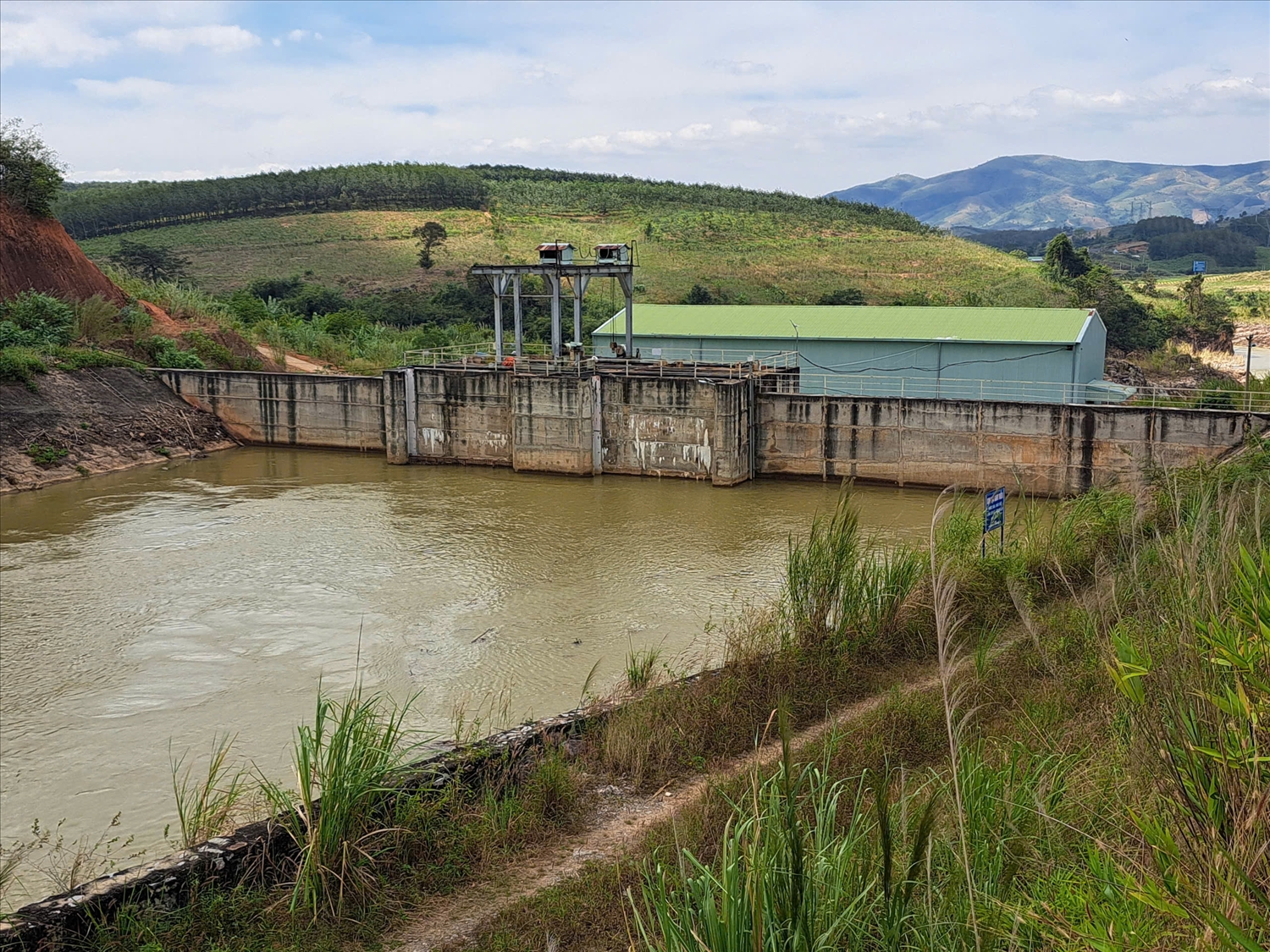 Thủy điện Đăk Bla 1 tích nước, vận hành làm ảnh hưởng đất lúa của 14 hộ dân là đồng bào DTTS, nhưng đến nay vẫn chưa bồi thường, hỗ trợ dù người dân đã nhiều lần kiến nghị. (Ảnh: Ngọc Chí)