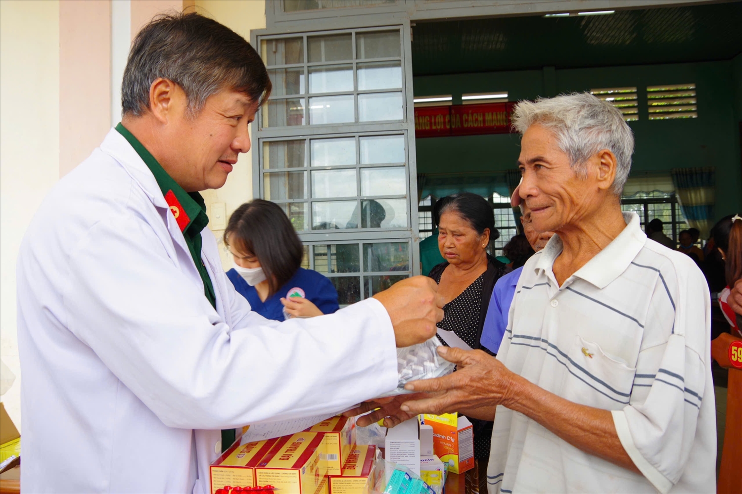 Các y, bác sĩ đã trực tiếp khám bệnh, tư vấn phòng bệnh, cấp thuốc miễn phí cho người dân