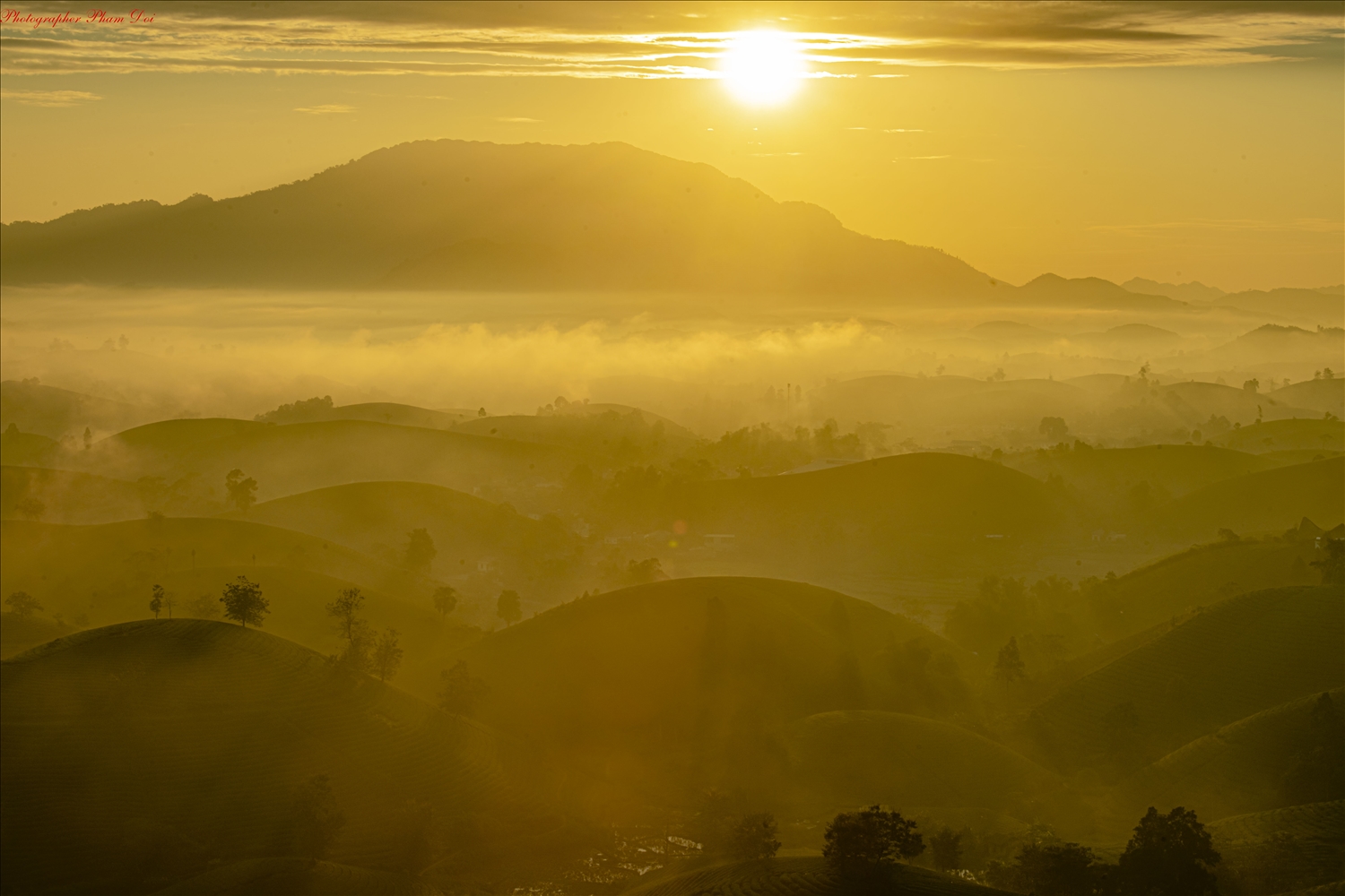 Du khách nên có mặt tại đỉnh đồi Long Cốc trước 5:30 sáng để bắt trọn khoảnh khắc bình minh và sương sớm đẹp nhất