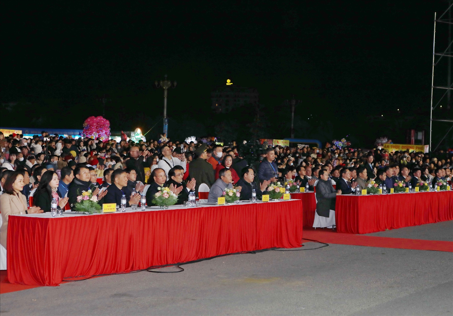 Các đại biểu và đông đảo Nhân dân, du khách tới dự đêm khai mạc (ảnh Trọng Bảo)