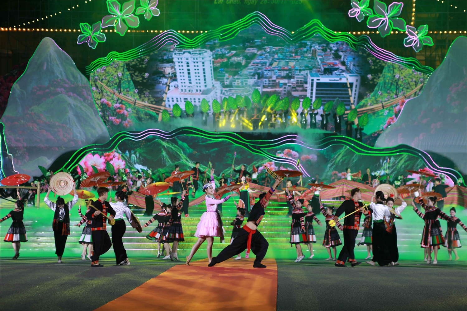 Các tiết mục mang đậm bản sắc văn hóa đồng bào các dân tộc Lai Châu (ảnh Trọng Bảo)