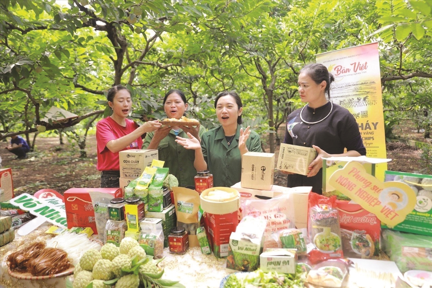 Đồng bào DTTS giờ không chỉ bán sản phẩm, mà mang cả câu chuyện, cảm xúc và bản sắc của mình tới khách hàng