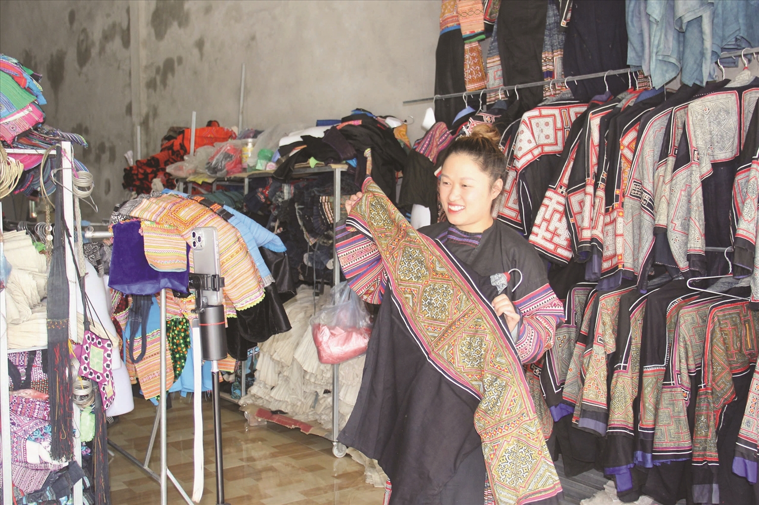 Phụ nữ DTTS cần được hỗ trợ hơn nữa để tăng kỹ năng bán hàng trên sàn TMĐT. Ảnh: Internet