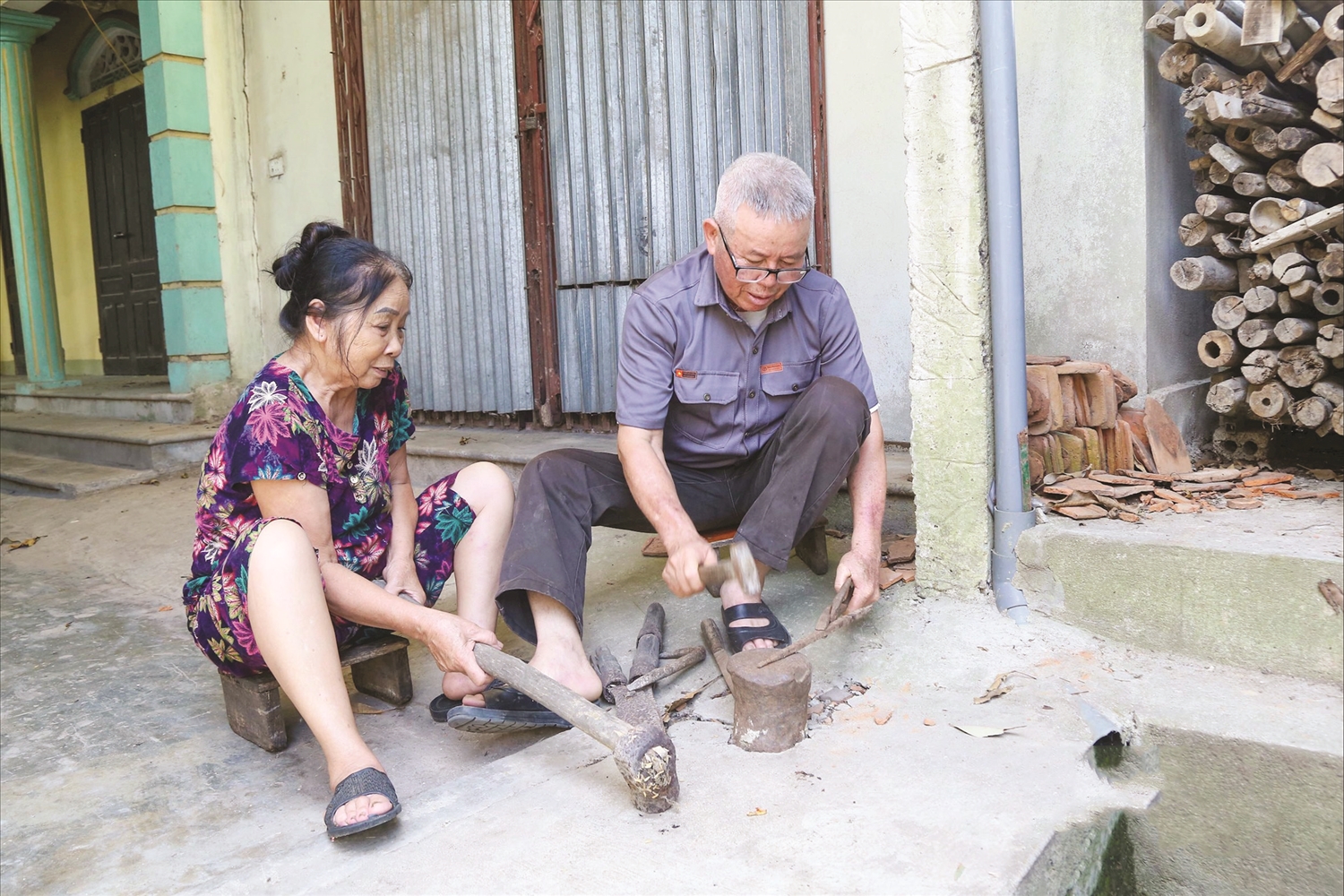 Các công cụ nghề rèn hiện nay ở làng Nho Lâm chủ yếu phục vụ nhu cầu sửa chữa, mài dũa trong gia đình. Ảnh: Đình Tuyên