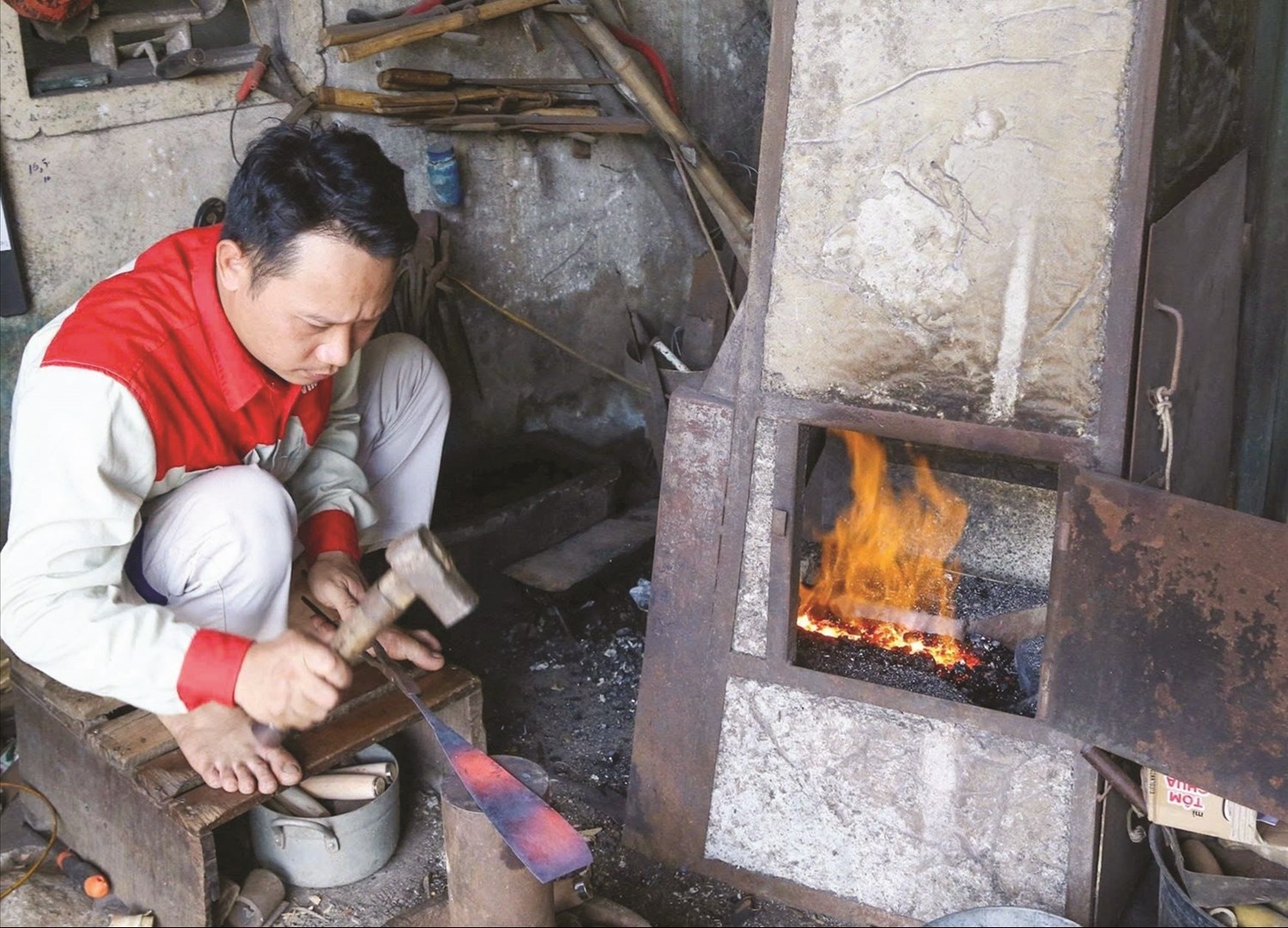 Nhiều người trẻ ở làng Nho Lâm vẫn gắn bó với nghề rèn