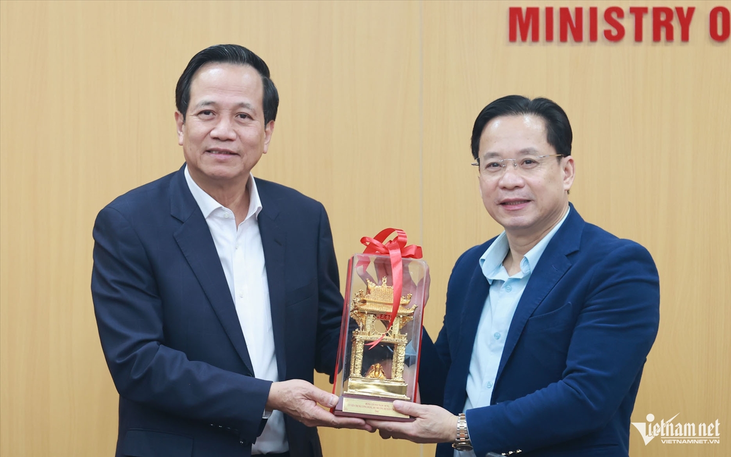 Bộ trưởng Bộ Dân tộc và Tôn giáo Đào Ngọc Dung tặng quà Bí thư Tỉnh ủy Sơn La Hoàng Văn Nghiệm. Ảnh: Lê Anh Dũng