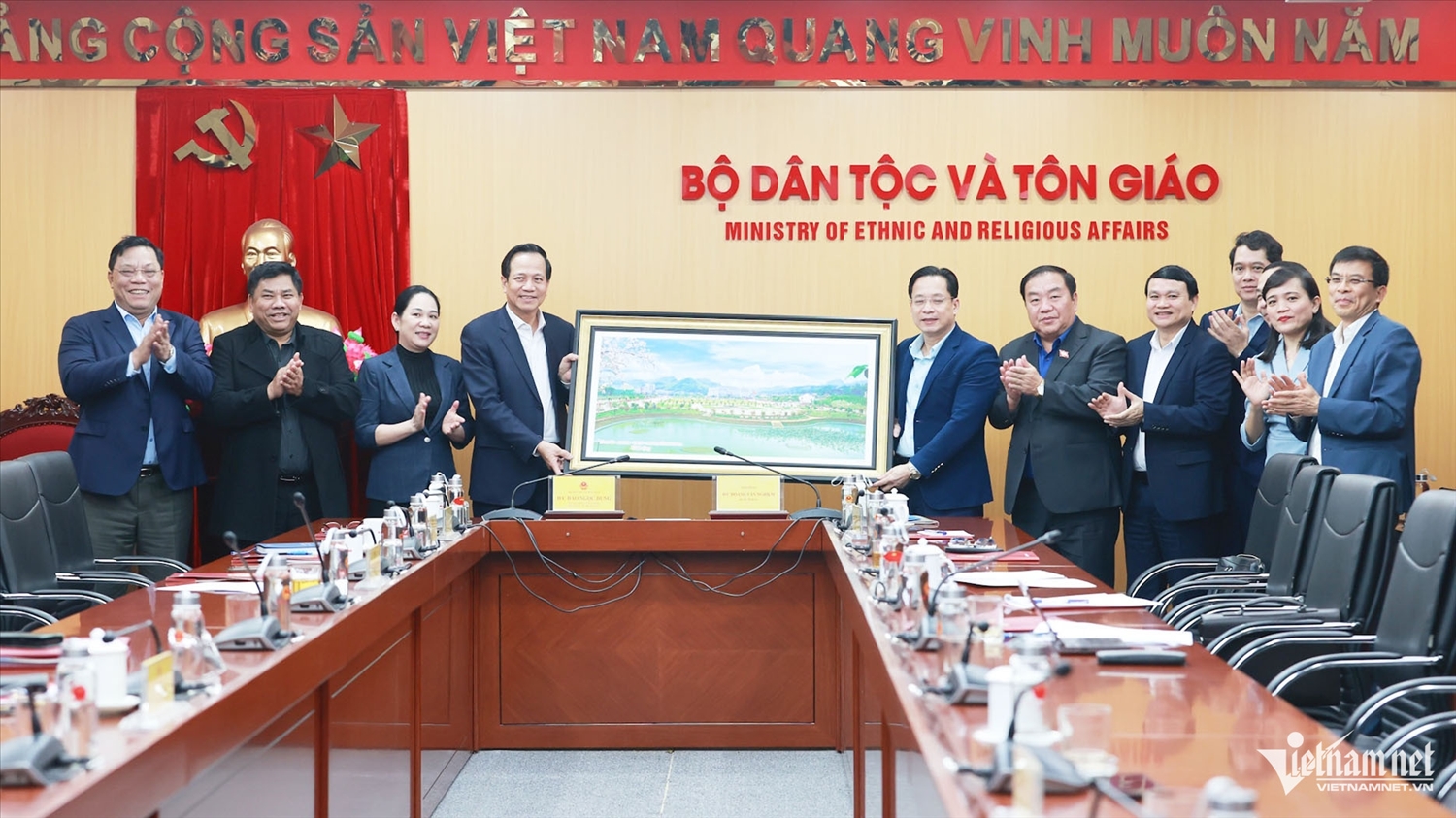 Tỉnh Sơn La tặng quà Bộ Dân tộc và Tôn giáo nhân dịp Đoàn đến thăm và làm việc. Ảnh: Lê Anh Dũng