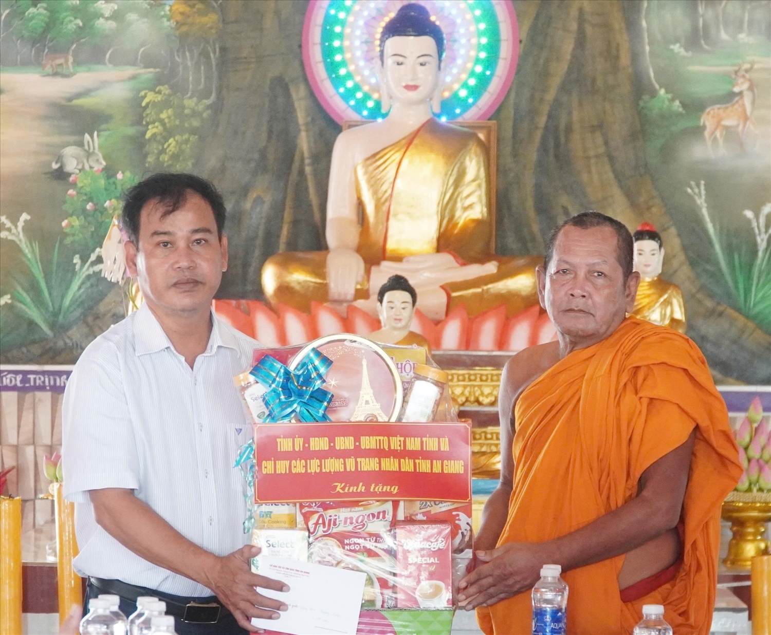 Giám đốc Sở Dân tộc và Tôn giáo tỉnh An Giang Danh Phúc thăm, tặng quà Người có uy tín và đồng bào Khmer dịp lễ Sene Dolta năm 2025 tại chùa Bãi Chà Và, phường Tô Châu.