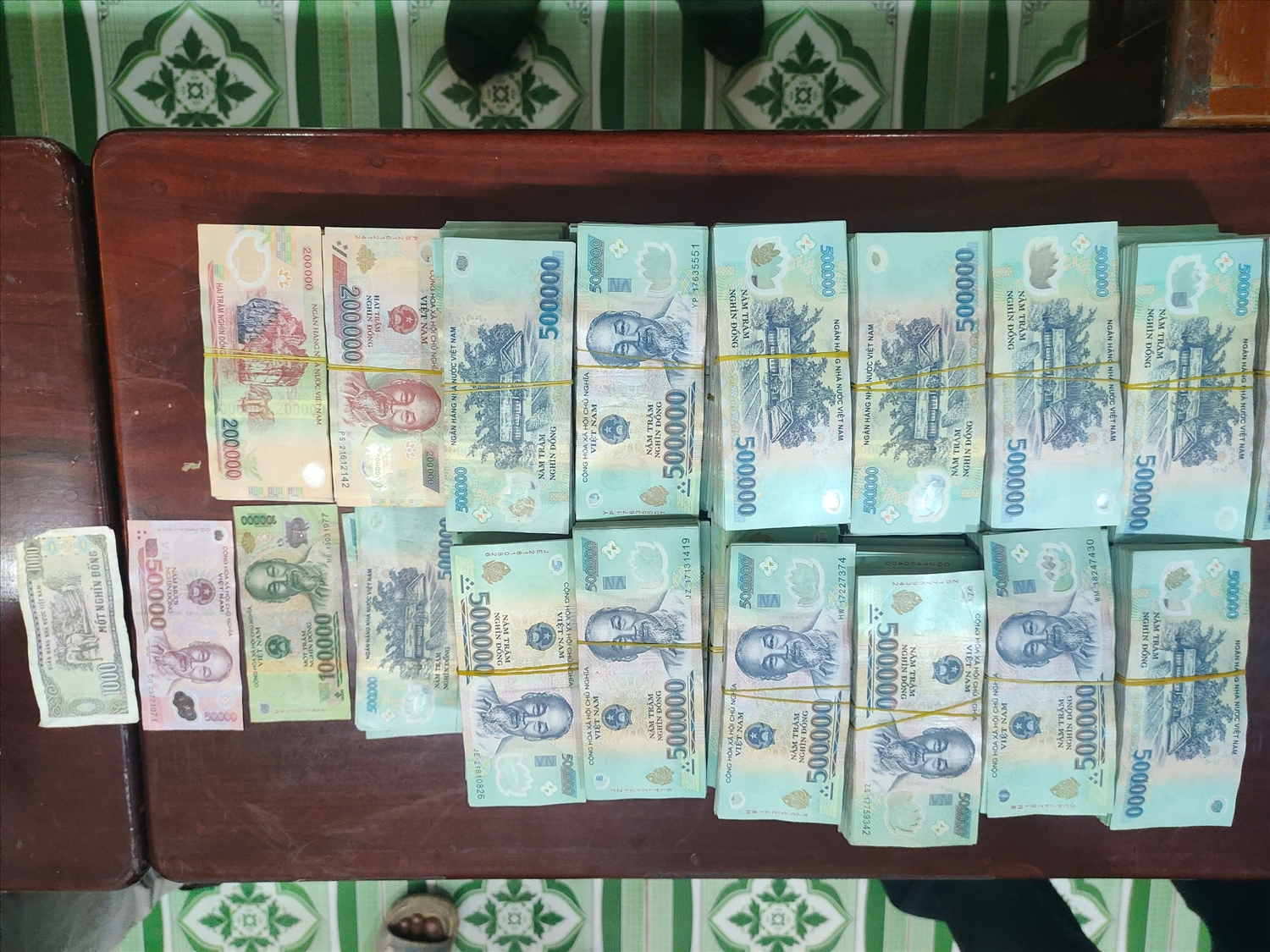 Lượng lớn tiền mặt được thu giữ. 