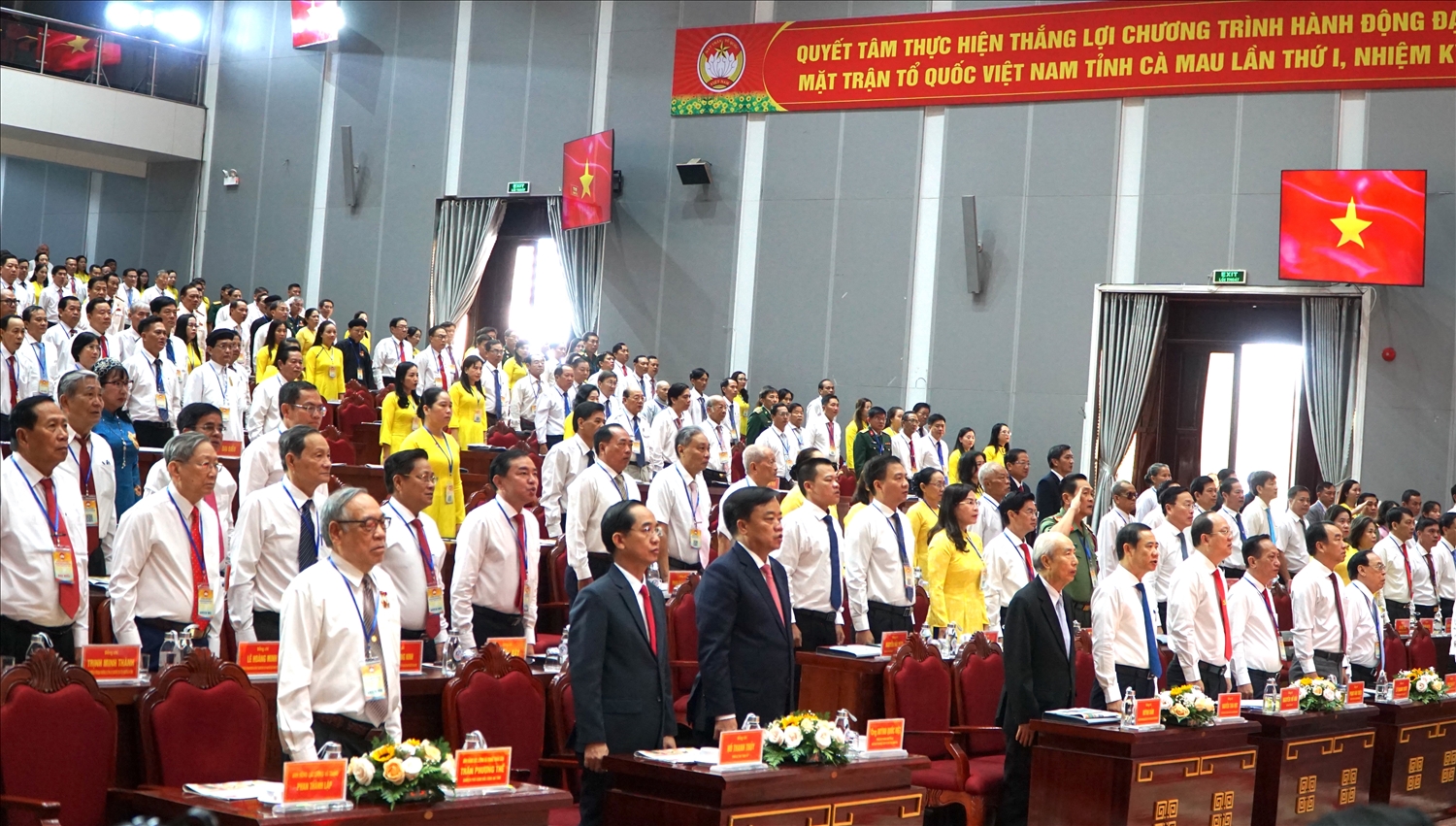 Các đại biểu tham dự Đại hội đại biểu MTTQ Việt Nam tỉnh Cà Mau lần thứ I thực hiện nghi thức chào cờ
