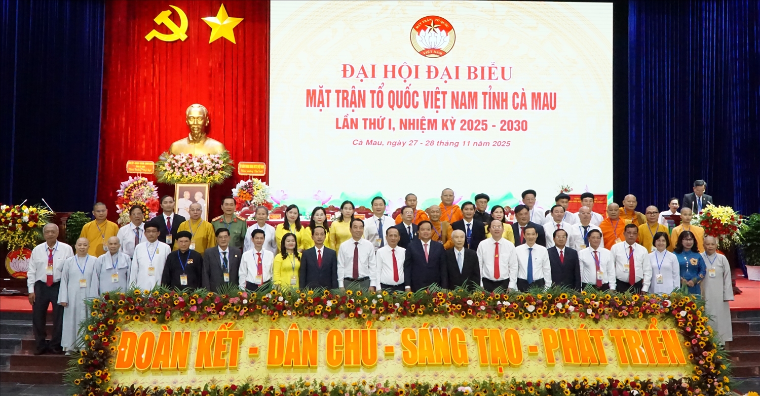 Đại biểu Trung ương và lãnh đạo tỉnh chụp ảnh lưu niệm cùng Đoàn Đại biểu dự Đại hội toàn quốc 