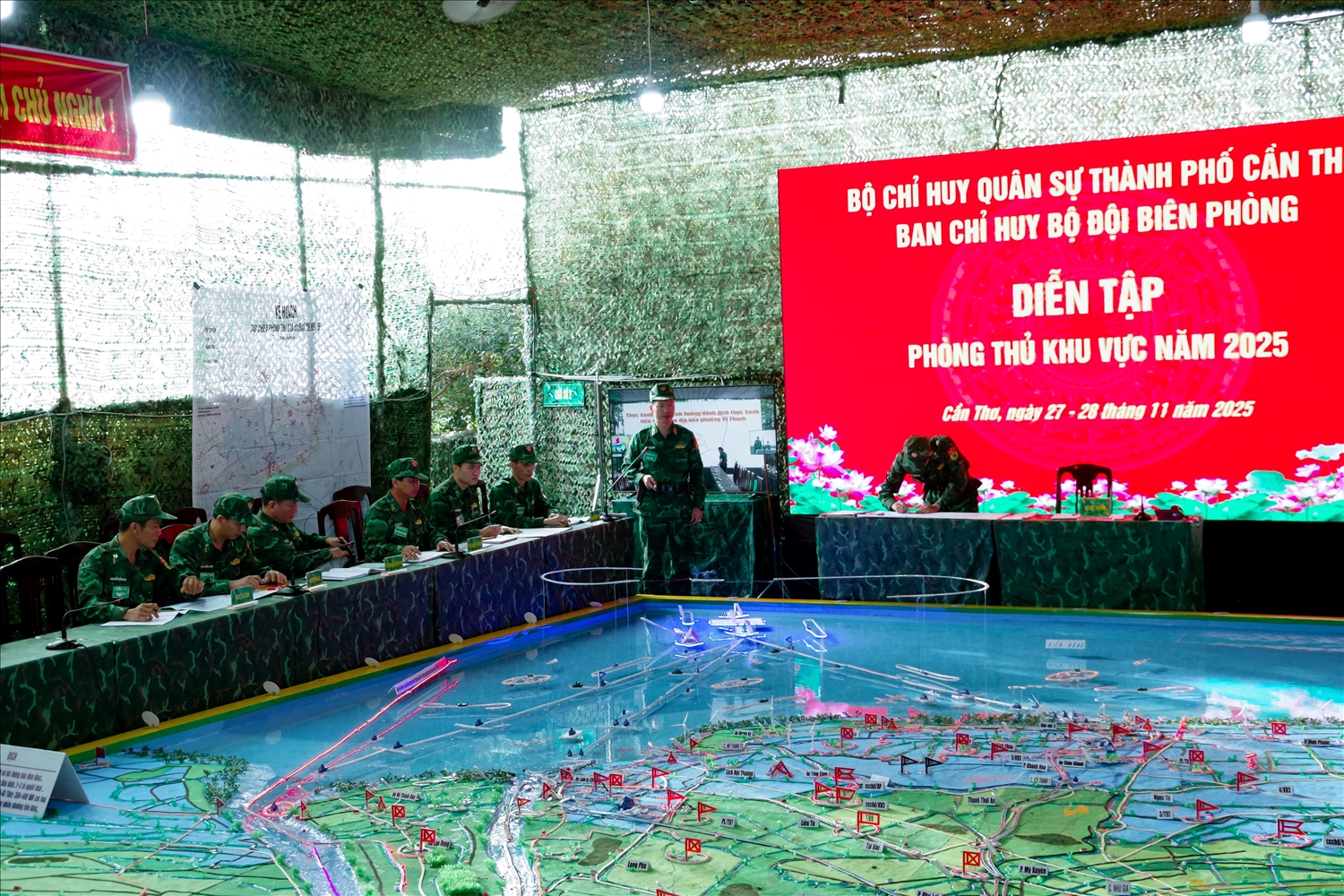 Thực hành tác chiến phòng thủ, xử trí tình huống trên sa bàn, bản đồ, Ban chỉ huy BĐBP đánh địch tiến công vào địa bàn các xã, phường ven biển TP. Cần Thơ . Ảnh: Văn Long 