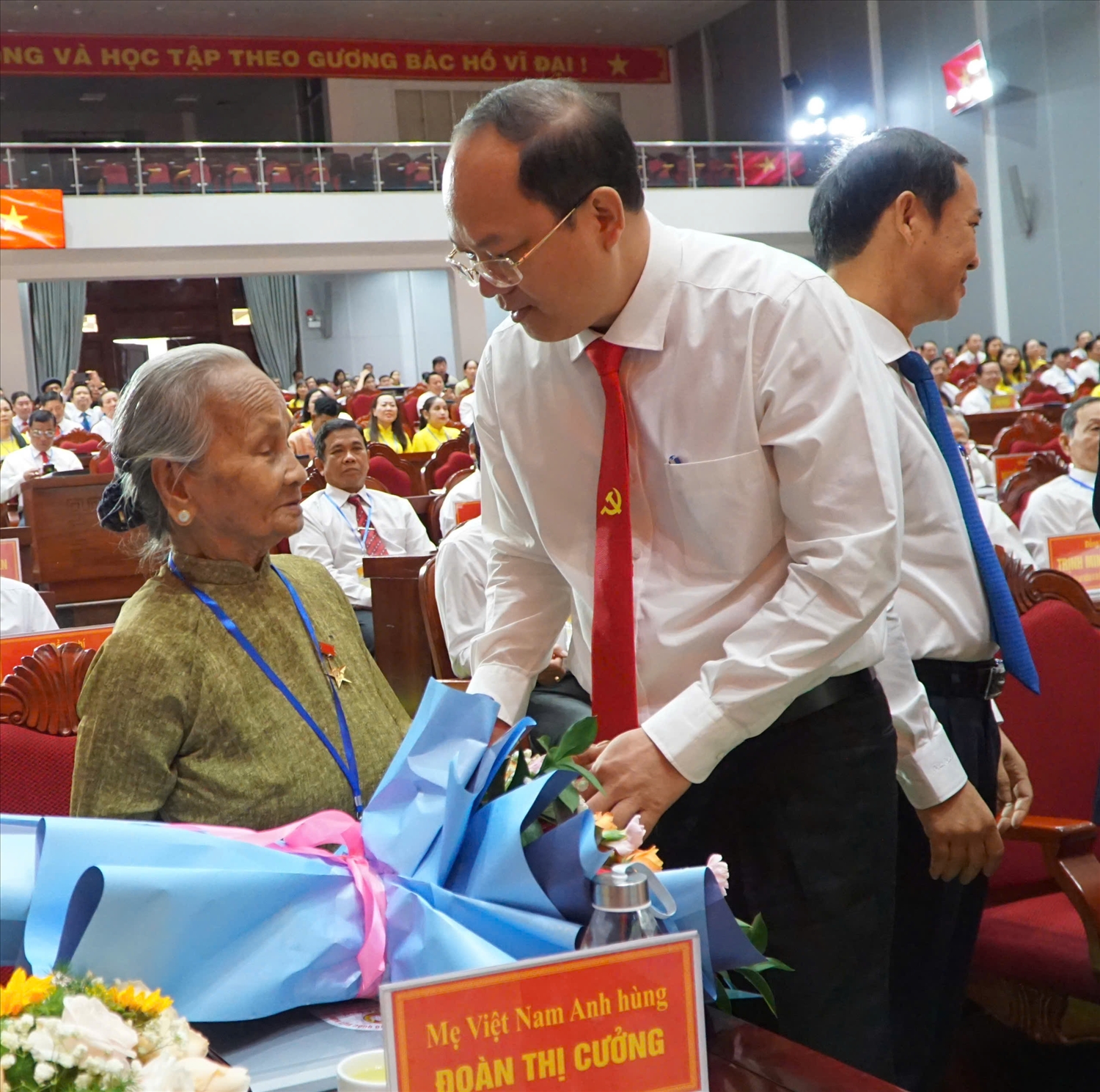 Ông Nguyễn Hồ Hải, Bí thư Tỉnh ủy Cà Mau thăm hỏi ấn cần đến Mẹ Việt Nam Anh hùng Đoàn Thị Cưởng