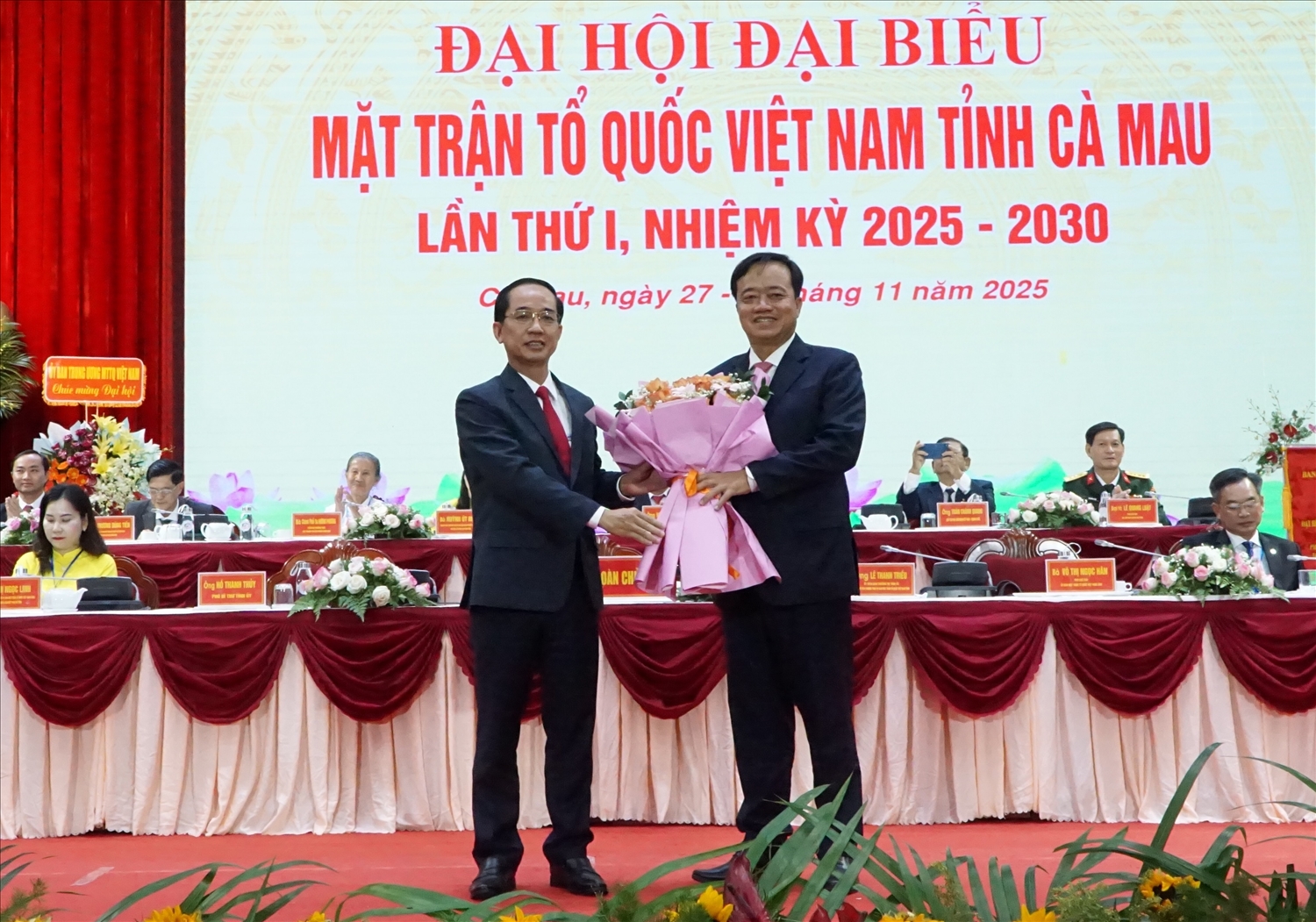 Ông Hồ Thanh Thủy, Tân Chủ tịch Ủy ban MTTQ Việt Nam tỉnh Cà Mau tặng hoa tri ân ông Huỳnh Quốc Việt, Ủy viên dự khuyết Ban Chấp hành Trung ương Đảng, Phó Bí thư Thường trực Tỉnh ủy, Nguyên Chủ tịch Ủy ban MTTQ Việt Nam tỉnh