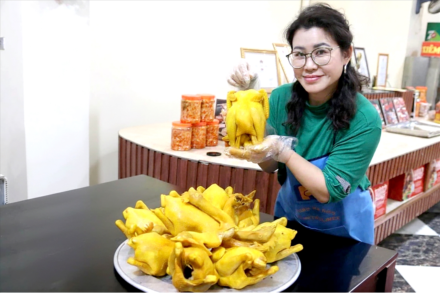 Chị Nguyễn Thị Hồng Xiêm, đã phát triển thành công món gà ủ muối hoa tiêu, đạt chứng nhận OCOP 3 sao
