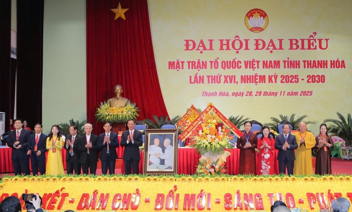 Thay mặt Ban Thường trực Ủy ban Trung ương MTTQ Việt Nam, Phó Chủ tịch Trung ương MTTQ Việt Nam Hà Thị Nga đã trao tặng Đại hội lẵng hoa và bức ảnh Bác Hồ, Bác Tôn biểu tượng vững chắc của khối đại đoàn kết toàn dân tộc. (ảnh Minh Hiếu)