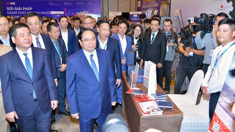 Thủ tướng Phạm Minh Chính và các đại biểu tham quan các gian trưng bày sản phẩm, dịch vụ của các doanh nghiệp tại Diễn đàn Logistics Việt Nam. (Ảnh: Thanh Giang) 