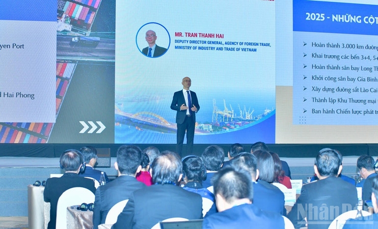 Một diễn giả trình bày về sự phát triển của ngành Logistics Việt Nam tại Diễn đàn. (Ảnh: Thanh Giang) 