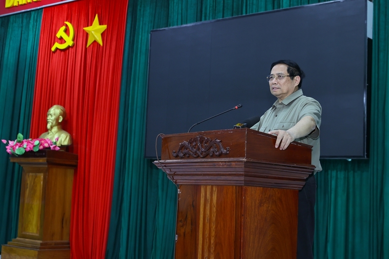 Mong bà con yên tâm, Thủ tướng khẳng định, Đảng, Nhà nước rất thấu hiểu với những khó khăn mà người dân phải trải qua trong đợt mưa lũ vừa qua và sẽ luôn bên cạnh, sát cánh cùng bà con nhân dân khắc phục hậu quả thiên tai - Ảnh: VGP/Nhật Bắc