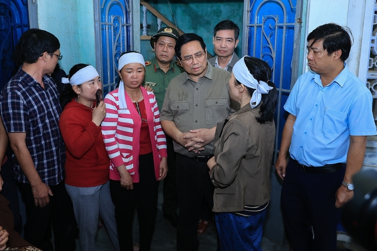 Thủ tướng Phạm Minh Chính thăm, động viên thân nhân gia đình có người bị thiệt mạng do mưa lũ - Ảnh: VGP/Nhật Bắc