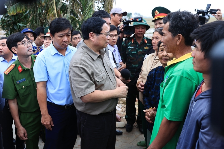 Thủ tướng Phạm Minh Chính thăm, động viên bà con nhân dân thôn Phú Hữu, xã Hòa Thịnh - Ảnh: VGP/Nhật Bắc