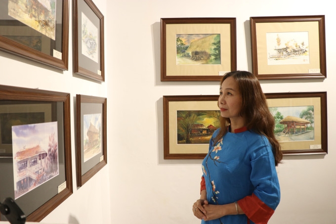 Khách tham quan triển lãm