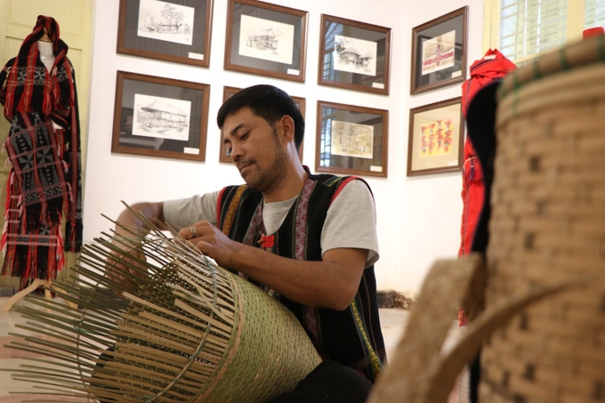 Nghệ nhân vùng cao A Lưới trình diễn nghề đan lát mây tre tại triển lãm