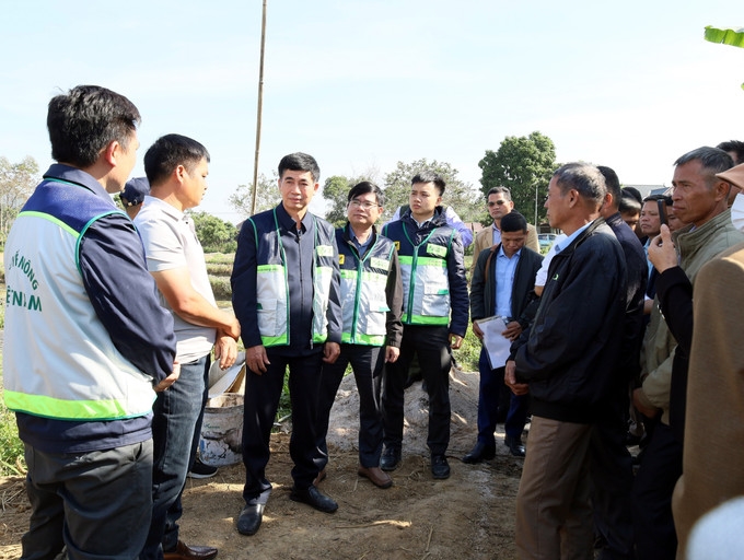 Cán bộ Trung tâm Khuyến nông quốc gia hướng dẫn người dân vùng lũ tỉnh Lạng Sơn khôi phục sản xuất nông nghiệp