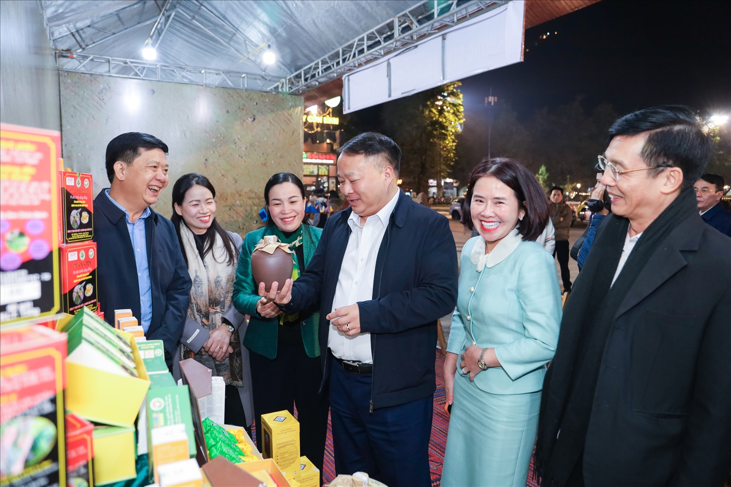 Chủ tịch UBND tỉnh Tuyên Quang Phan Huy Ngọc tham quan các gian hàng