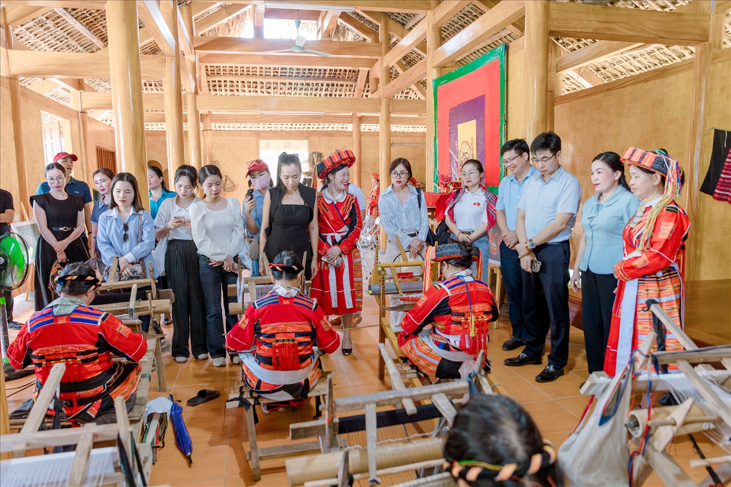 Du khách tham quan Hợp tác xã dệt thổ cẩm Pà Thẻn thôn My Bắc, xã Tân Trịnh