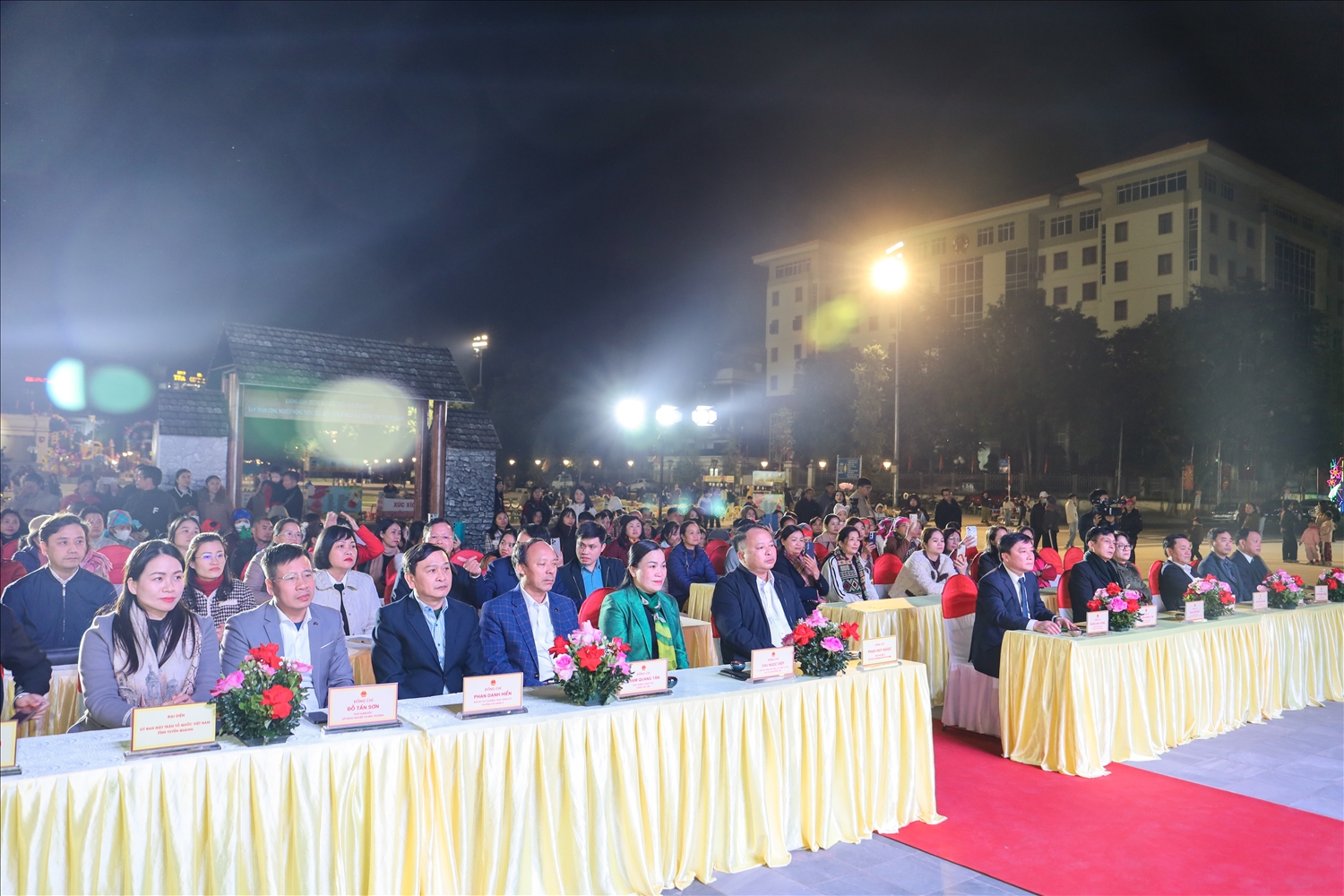 Chủ tịch UBND tỉnh Tuyên Quang Phan Huy Ngọc và các đại biểu dự chương trình