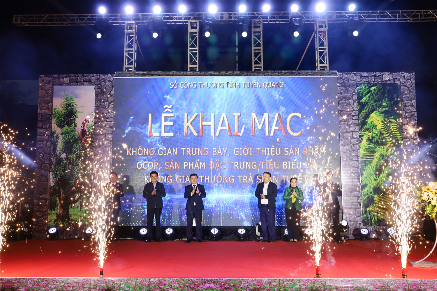 Chủ tịch UBND tỉnh Tuyên Quang Phan Huy Ngọc và lãnh đạo các Sở, ngành bấm nút khai trương không gian OCOP tại Quảng trường 26/3