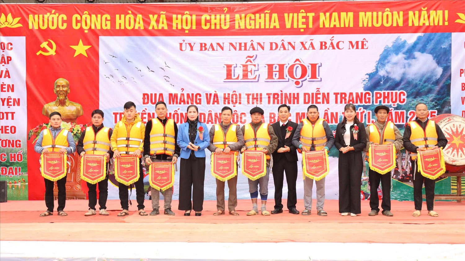 Lãnh đạo chính quyền địa phương trao giải cho các đội đua xuất sắc