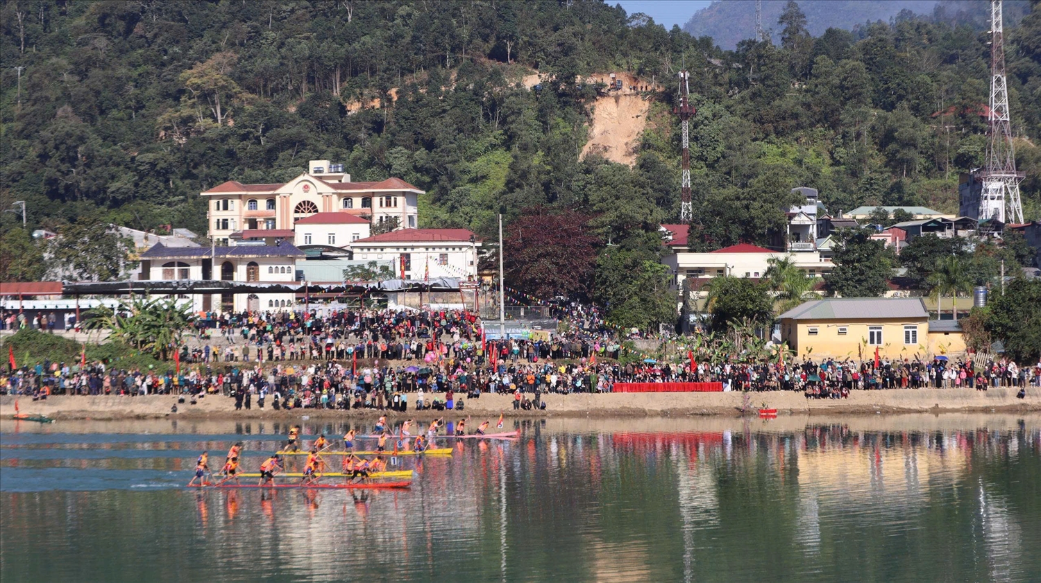 Các đội đua xã Bắc Mê hào hứng tham gia cuộc đua mảng trên dòng sông Gâm trong khuôn khổ Lễ hội Đua mảng lần thứ I, năm 2025