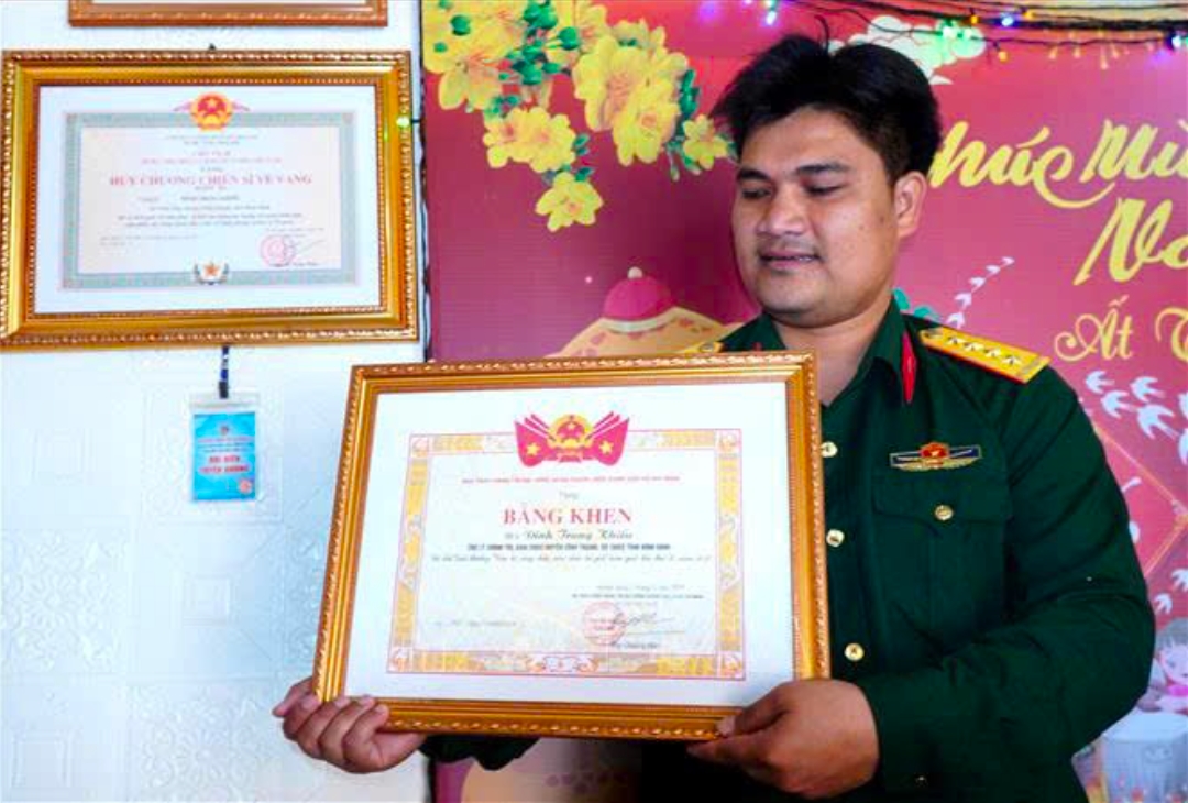 Đinh Trung Khiếu nhận được nhiều bằng khen, giấy khen cho những cống hiến của mình. (Ảnh: NVCC)