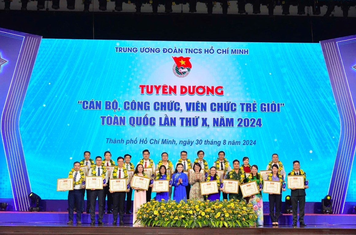 Đinh Trung Khiếu nhận Giải thưởng Cán bộ, công chức, viên chức trẻ giỏi toàn quốc lần thứ X - năm 2024 do Trung ương Đoàn trao tặng. (Ảnh: NVCC)