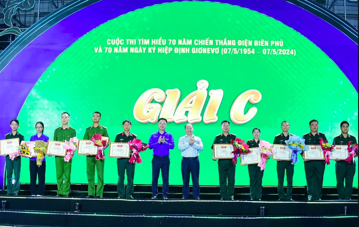 Đinh Trung Khiếu (ngoài cùng bên phải) nhận Giải C Cuộc thi tìm hiểu 70 năm Chiến thắng Điện Biên Phủ và 70 năm Ngày ký Hiệp định Giơnevơ. (Ảnh: NVCC)