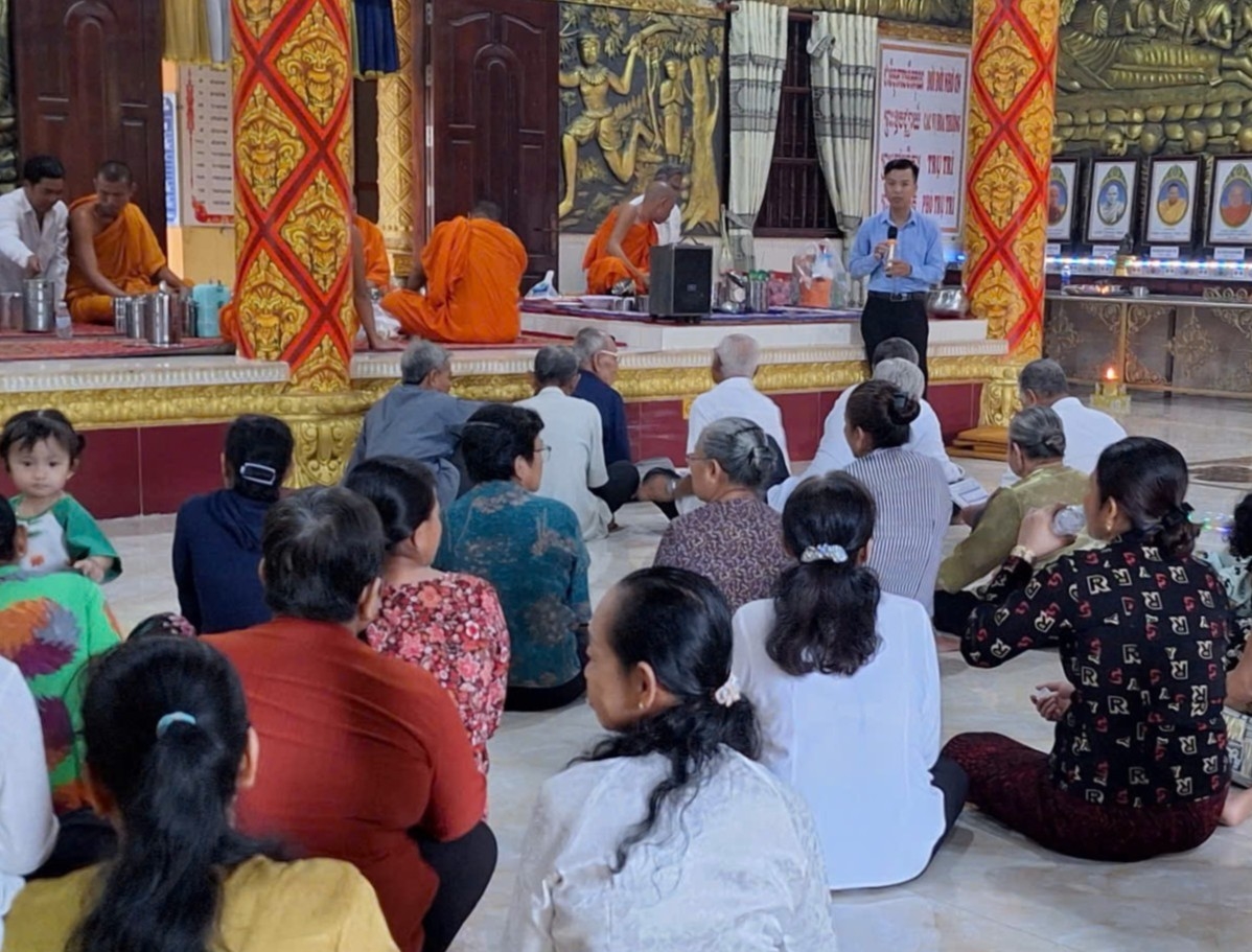 Đại diện Trường Trung cấp An Giang tuyên truyền, tư vấn hướng nghiệp cho đồng bào DTTS tại chùa Khmer