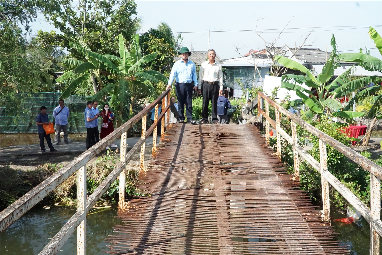 Sau thời gian mong chờ, thì người dân phấn khởi sắp có cây cầu mới thay thế và trong tương lai không xa sẽ có con đường đạt chuẩn nông thôn mới đấu nối đến Quốc lộ 1A dài hơn 1km 