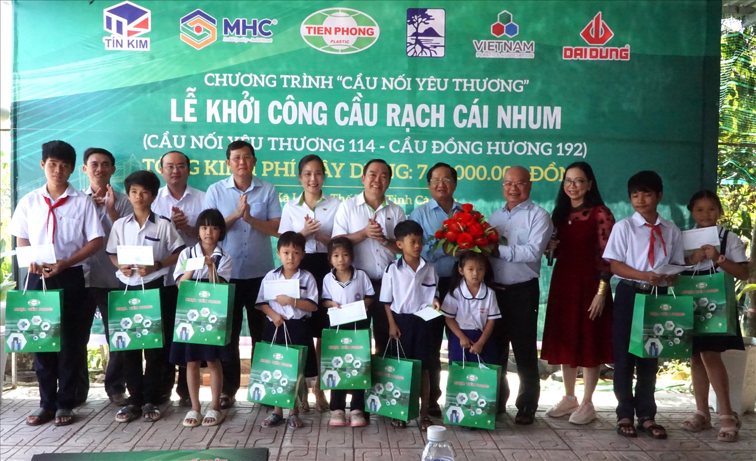 Tại buổi lễ, các nhà tài trợ cũng trao 20 suất học bổng cho học sinh có hoàn cảnh khó khăn nhưng nỗ lực vươn lên trong học tập tại địa phương.