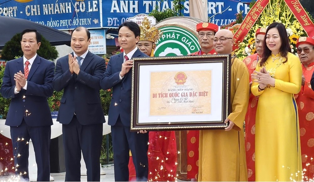 Lãnh đạo Bộ Văn hóa, Thể thao và Du lịch trao Bằng xếp hạng Di tích quốc gia đặc biệt Chùa Cổ Lễ cho Đảng bộ, chính quyền và nhân dân tỉnh Ninh Bình ngày 2/11
