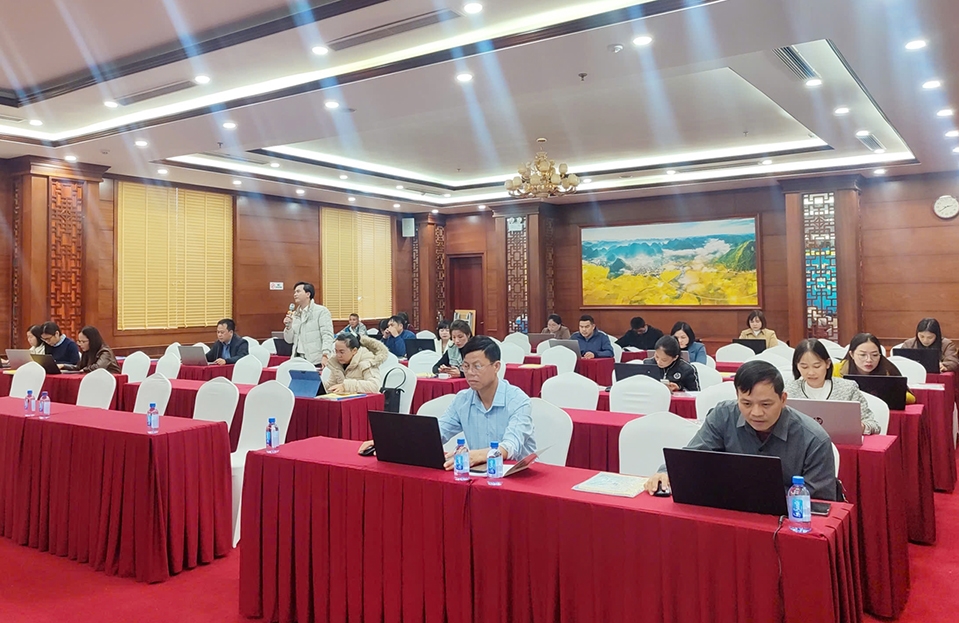 Các đại biểu tham gia thảo luận tại lớp học