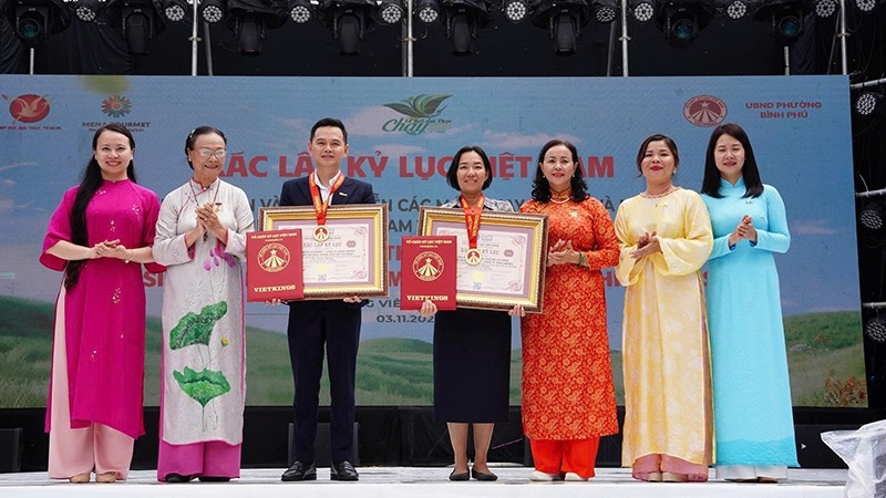 Trao kỷ lục Việt Nam 200 món chay từ sen tại lễ hội (Ảnh: Ban Tổ chức)