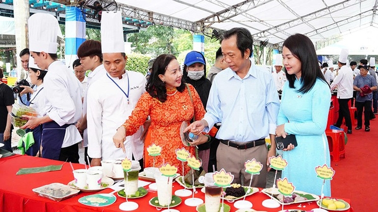 Các đại biểu tham quan các món chay làm từ sen tại lễ hội (Ảnh: Ban Tổ chức)